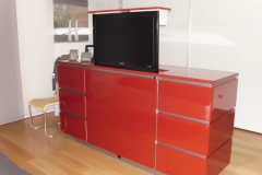 TV-Schrank-in-hochglanz-rot